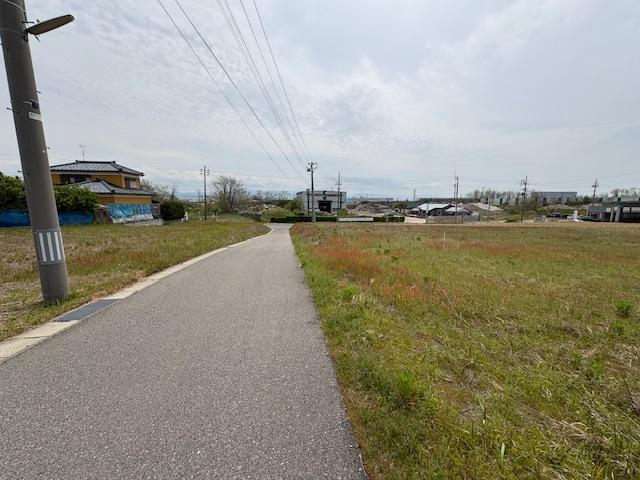 新潟市北区太郎代売地 前面道路含む現地写真