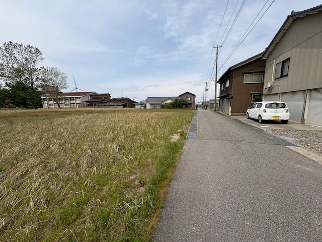 新潟市北区太郎代売地 前面道路含む現地写真