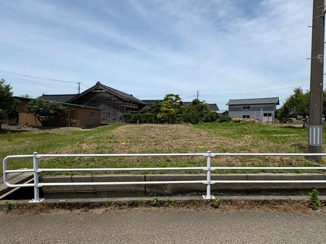 西蒲区曽根 売地 前面道路含む現地写真