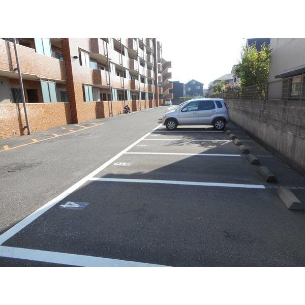 ダイアパレス高志 駐車場
