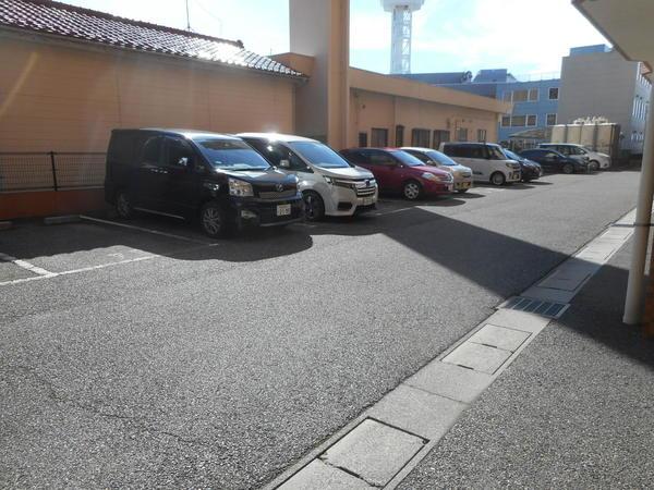 ダイアパレス新光町 駐車場
