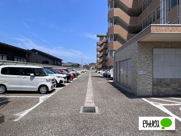 ダイアパレス小針台 駐車場