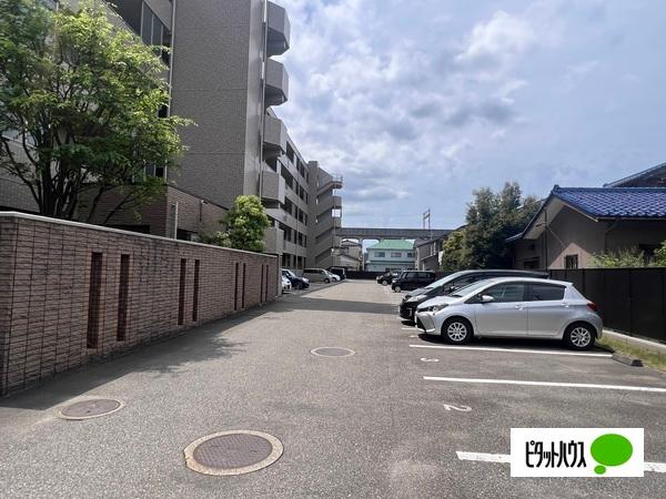 サーパス紫竹 駐車場