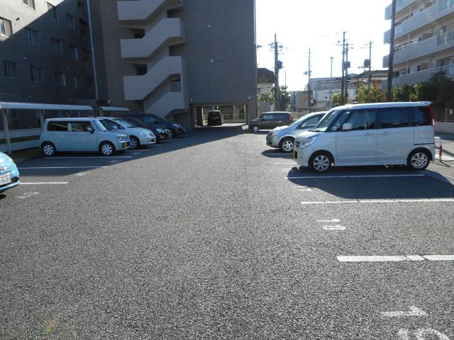 サーム新石山弐番館 駐車場