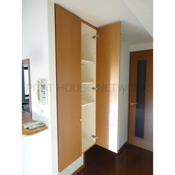 リビングにも収納棚有