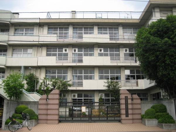 さいたま市立浦和大里小学校：796m