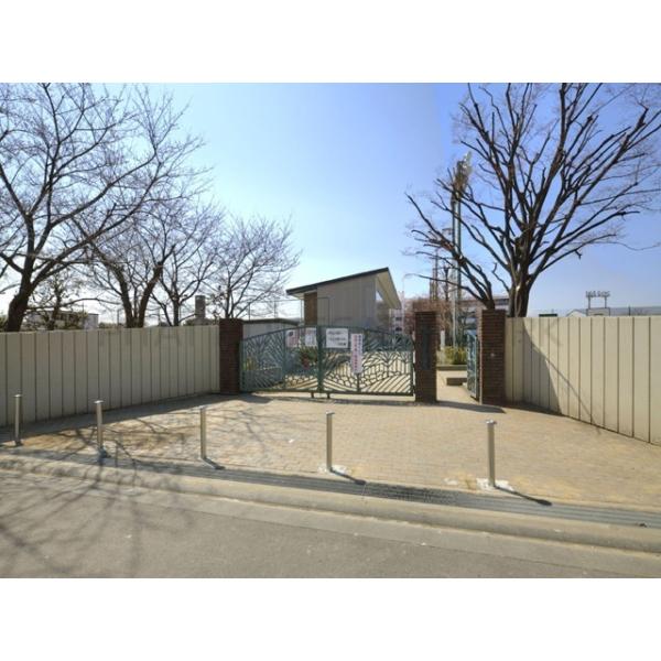 戸田市立新曽中学校:926m