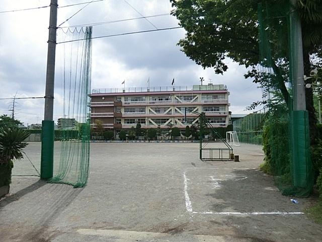 戸田市立新曽小学校：433m