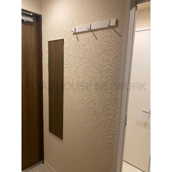 各居室玄関に鏡とコート掛けが付いています