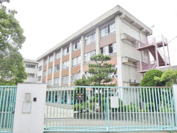 寝屋川市立国松緑丘小学校：937m