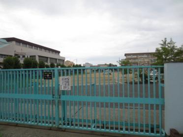 寝屋川市立南小学校：1047m