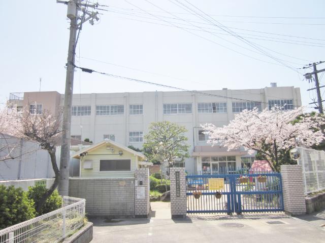 寝屋川市立北小学校：779m