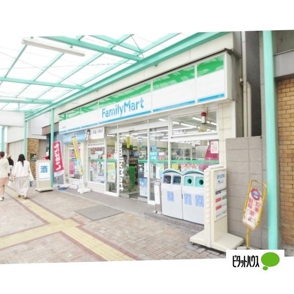 ファミリーマート枚方公園駅前店：221m