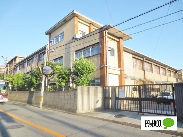 寝屋川市立西小学校：653m
