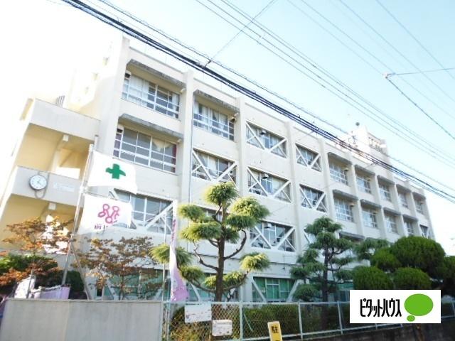 寝屋川市立木屋小学校：261m
