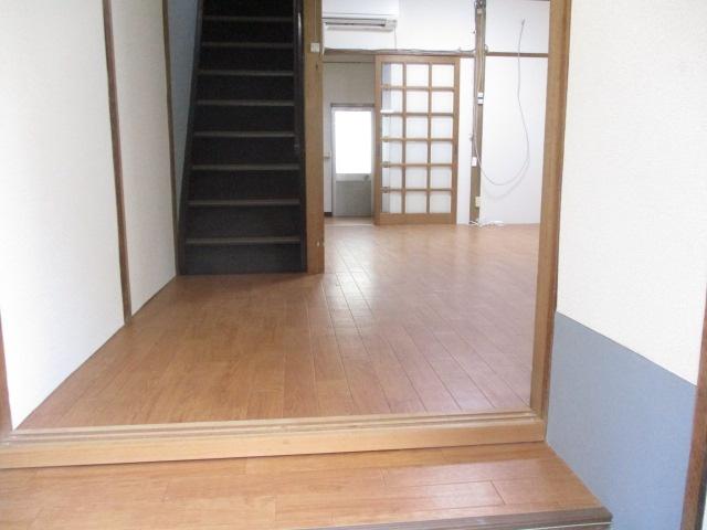 日新町テラスハウス 玄関