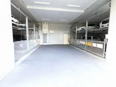 ブリリア塚本 駐車場