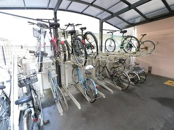 エレーヌ十三 駐車場