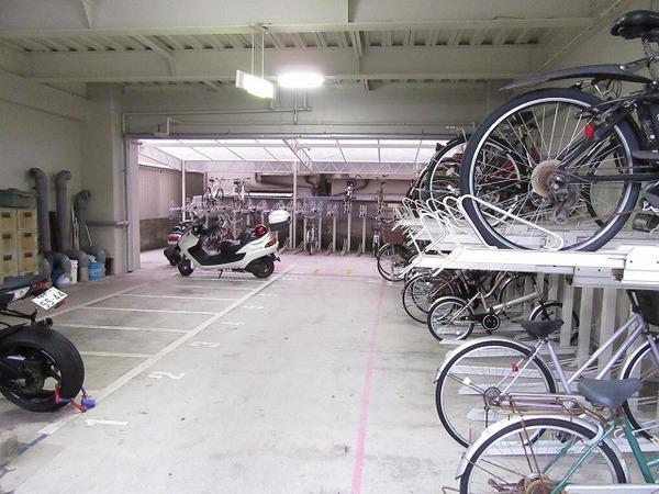 日建ＣＣビルディング 駐車場