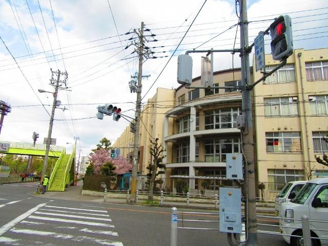 大阪市立新北野中学校：706m