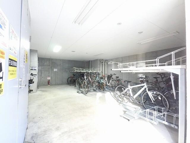 大阪市淀川区十三本町マンション 駐車場