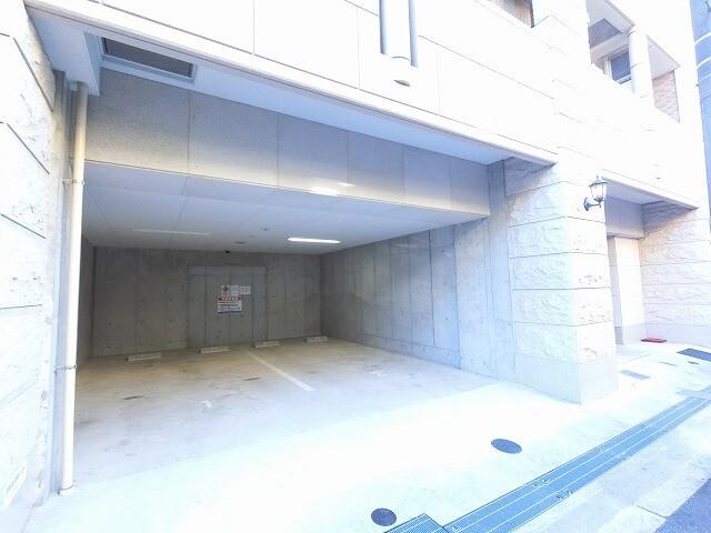 大阪市淀川区十三本町マンション 駐車場