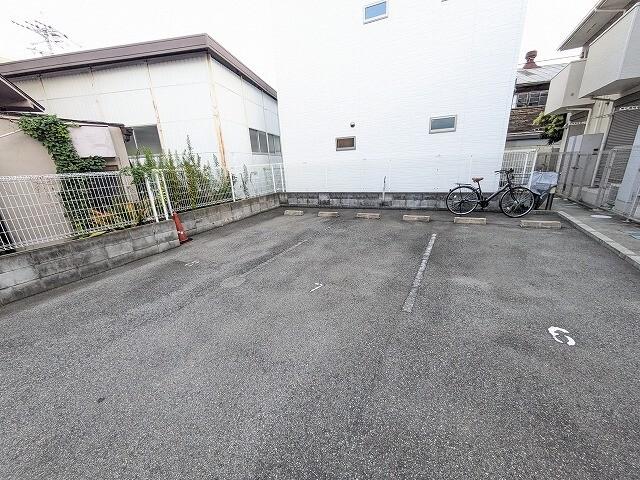 ブレーブエムズ 駐車場