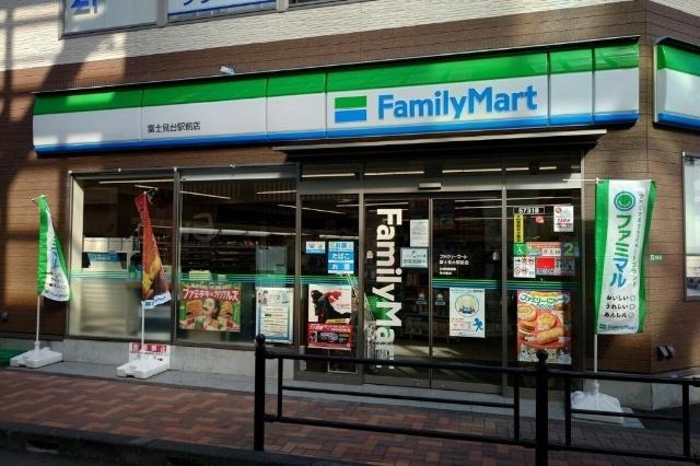 ファミリーマート富士見台駅前店：372m