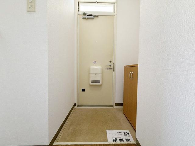 ホワイトヴィラ弐番館（101） 玄関