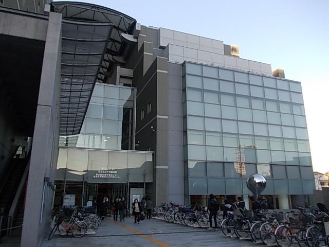 足立区立中央図書館：501m