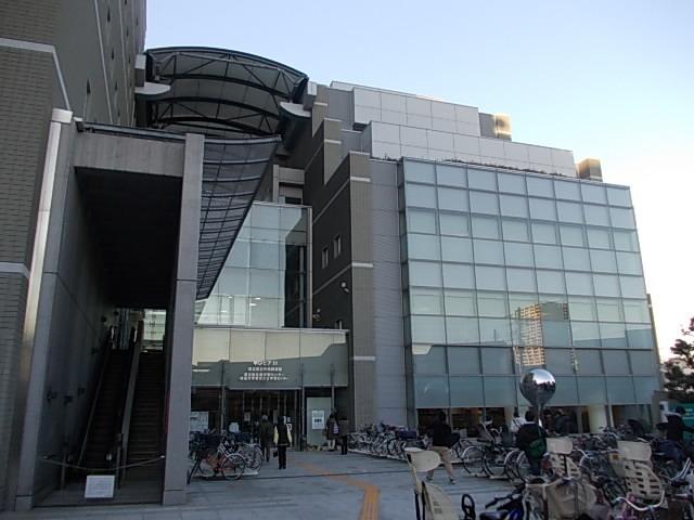 足立区立中央図書館：1214m