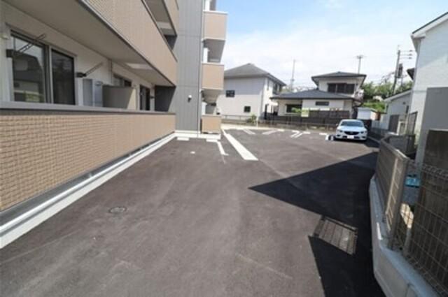 コンフォール・ロジェ（106） 駐車場