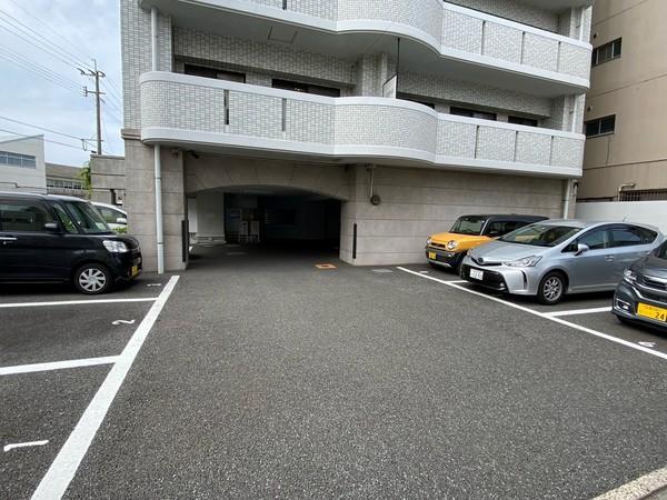 ライオンズマンション三萩野 駐車場