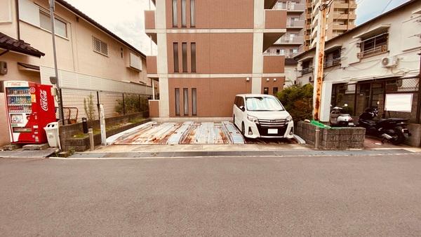 メリット伊丹（201） 駐車場