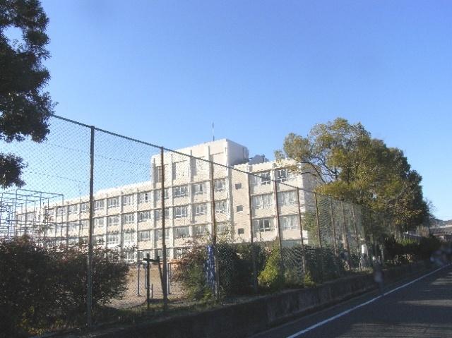 伊丹市立荻野小学校：249m