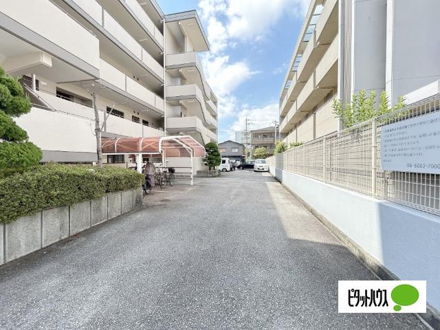ハイネスコート 駐車場