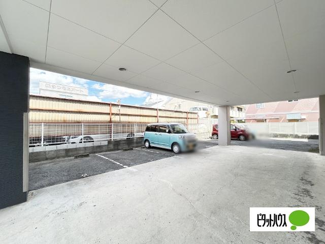 ルシャトー（403） 駐車場