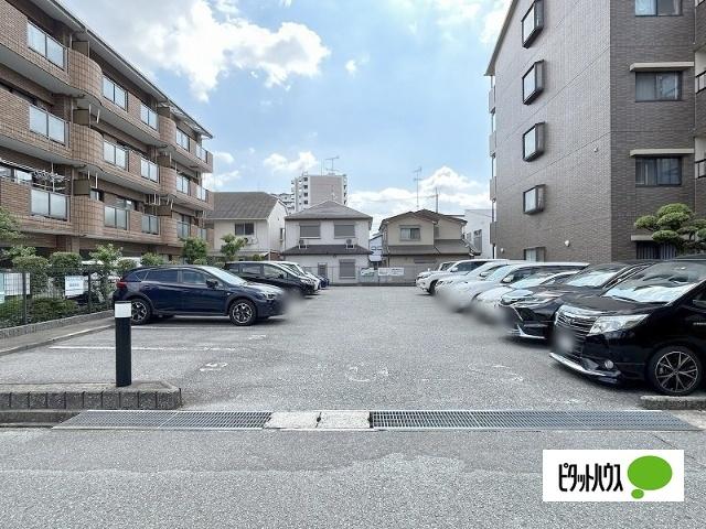 メゾンドール荒牧 駐車場