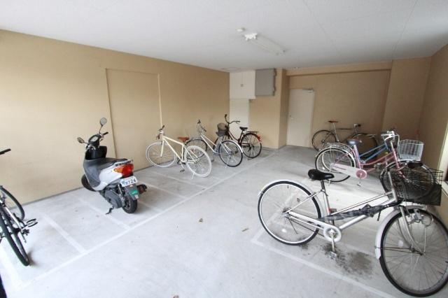 ラフィーネ伊丹Ⅲ 駐車場