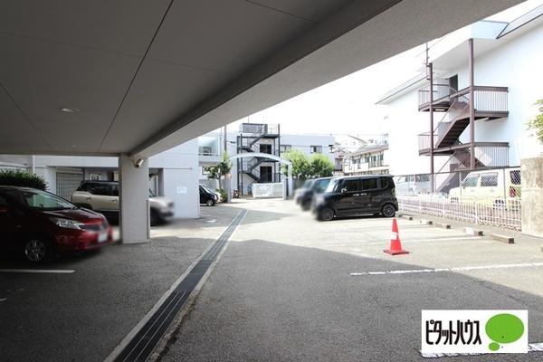 ライオンズマンション川西萩原 駐車場