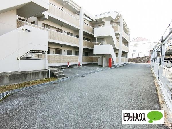 ファミール雲雀丘花屋敷壱番館 駐車場