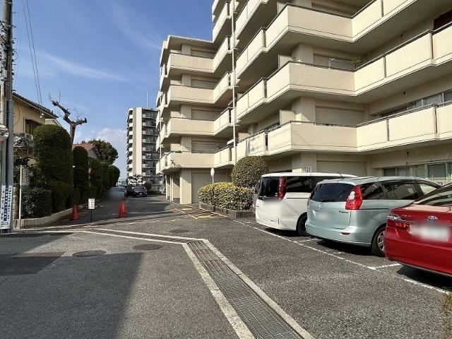 伊丹パーク・ホームズ3号棟 駐車場