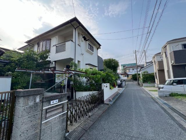 南東側から道路を含む現地
