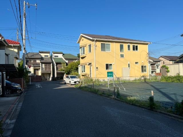 東側から道路を含む現地