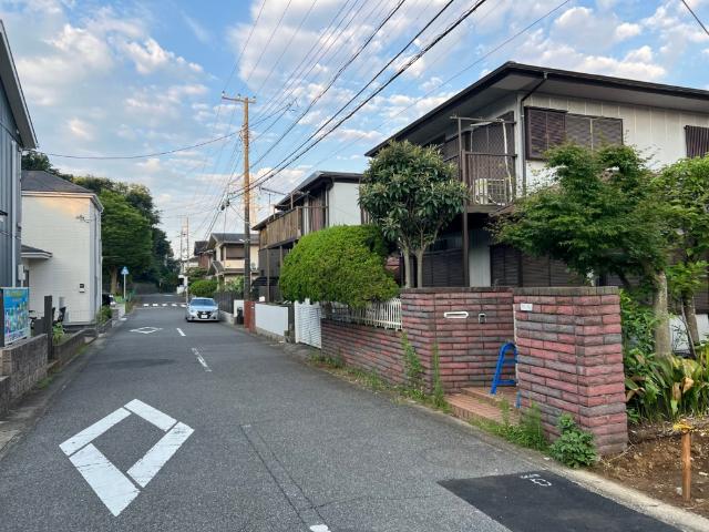 東側から前面道路を含む現地