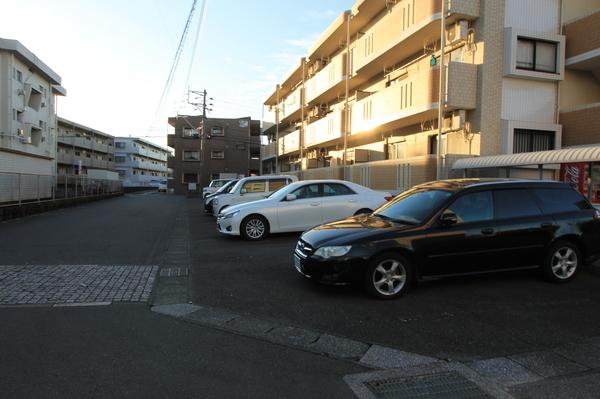 ファーマ花山手（102） 駐車場