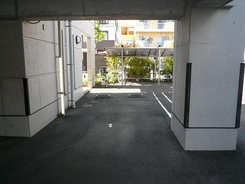 エンブレーマ西池（502） 駐車場