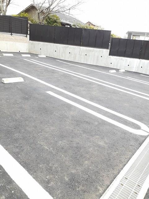 ケーズ　Ⅵ（103） 駐車場