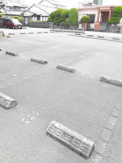 サン・プラシード（206） 駐車場