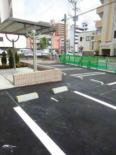 レオ　アベニュー（301） 駐車場